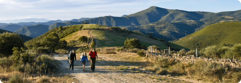 Friends and Trails: Unforgettable Hiking Experiences with Traveltouriz